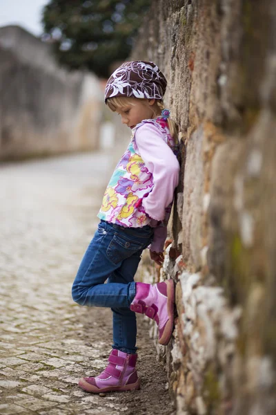 Kleines Mädchen im Freien — Stockfoto