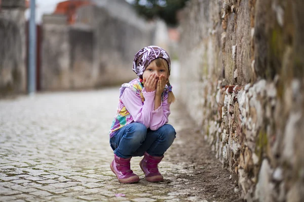 Маленькая девочка на улице — стоковое фото