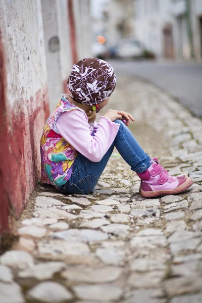 Petite fille en plein air — Photo