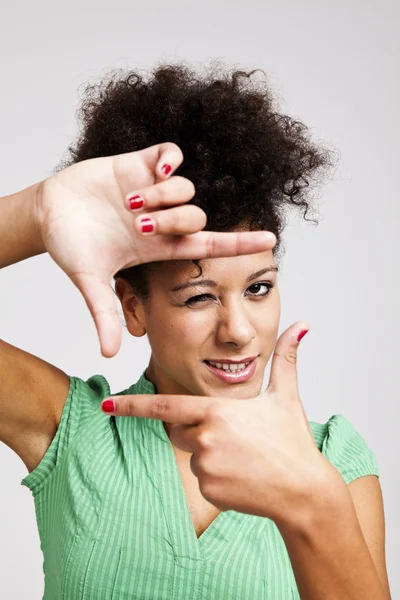 Femme faisant un cadre avec des doigts — Photo
