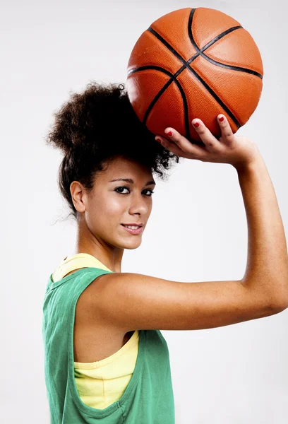 Vacker kvinna med basket — Stockfoto