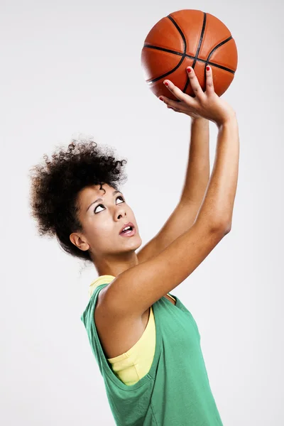 Mulher bonita com basquete — Fotografia de Stock