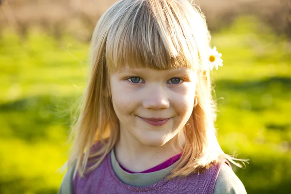 Klein meisje buitenshuis — Stockfoto