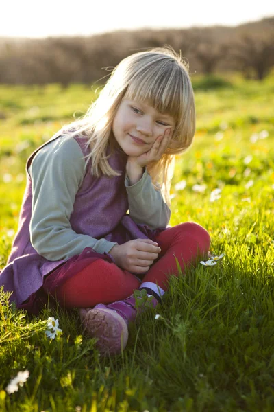 Malá holčička venku — Stock fotografie