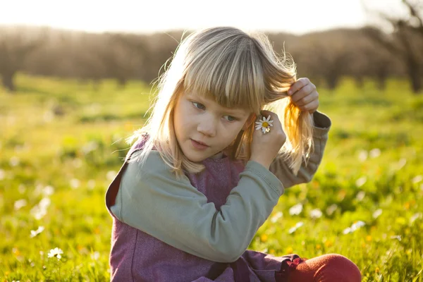 Küçük kız açık havada — Stok fotoğraf