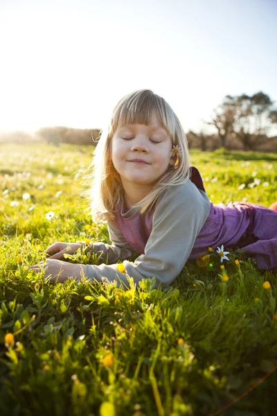 Liten flicka utomhus — Stockfoto