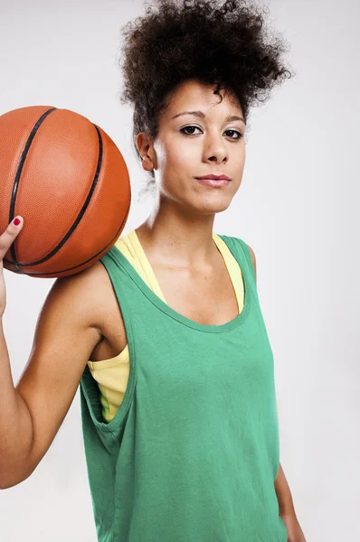 Femme avec basket-ball — Photo