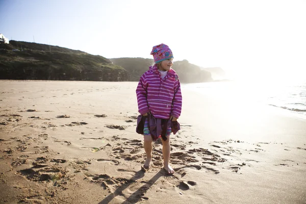 해변의 어린 소녀 — 스톡 사진