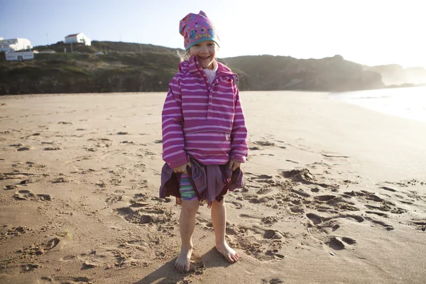 해변의 어린 소녀 — 스톡 사진