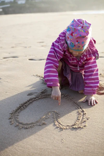 女の子のハートを砂で描く — ストック写真