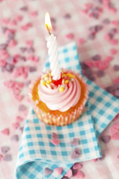 Różowy muffin z świeca — Zdjęcie stockowe