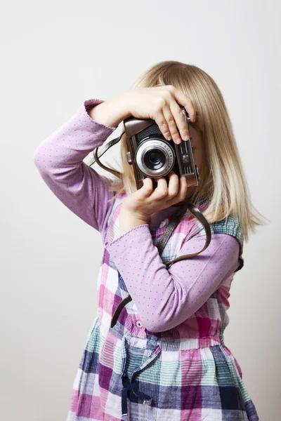 Kamera ile küçük kız — Stok fotoğraf