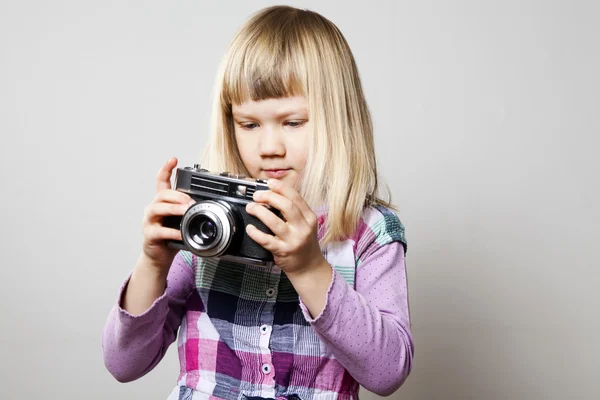 कैमरा के साथ छोटी लड़की — स्टॉक फ़ोटो, इमेज