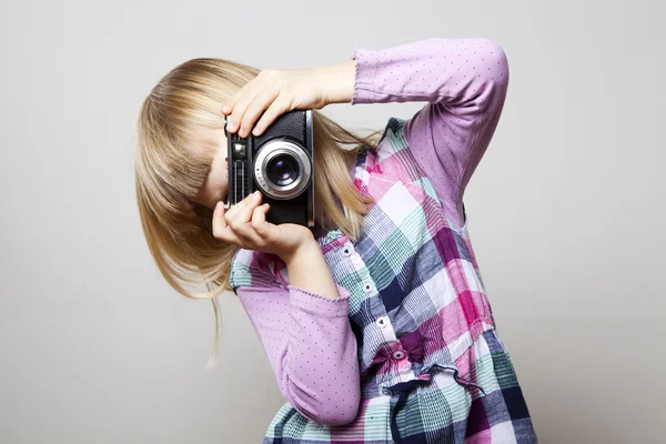 Bambina con macchina fotografica — Foto Stock