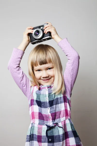 Dziewczynka z aparatu — Zdjęcie stockowe