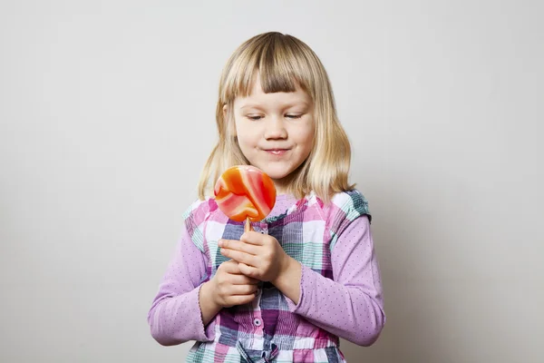 Gadis kecil dengan lollipop — Stok Foto