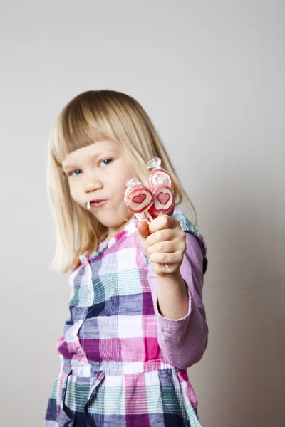 막대 사탕과 어린 소녀 — 스톡 사진