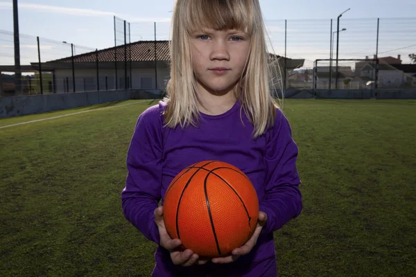 Девушка с баскетболом — стоковое фото