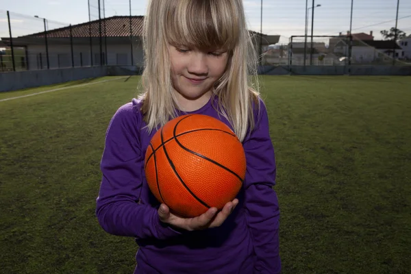 Menina com um basquete — Fotografia de Stock