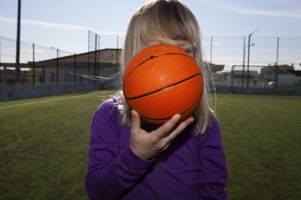Ragazza con una pallacanestro — Foto Stock