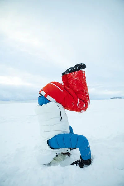 Headstand in winter — Stock Photo, Image
