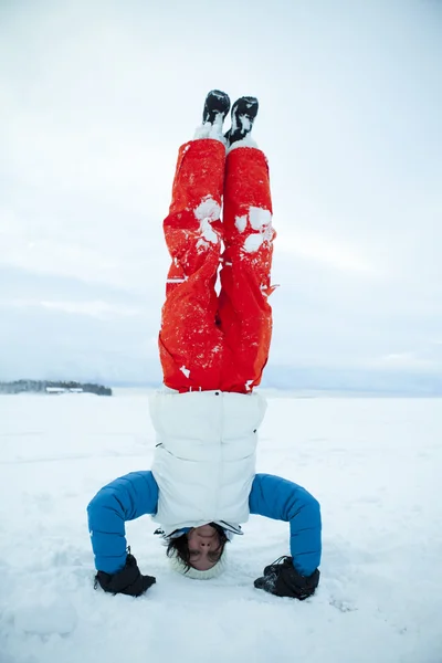 Headstand in winter — Stock Photo, Image