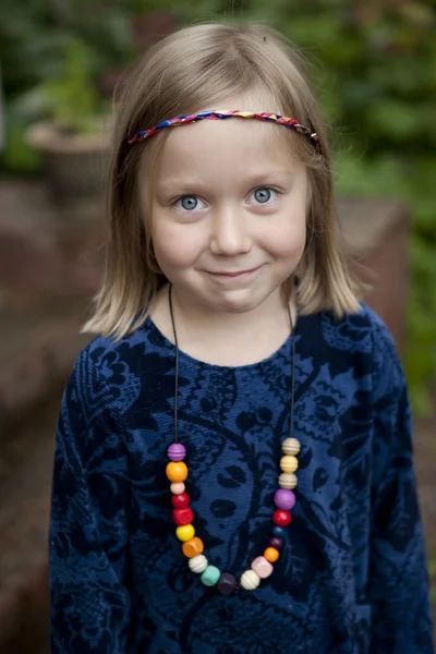 Porträtt av en liten flicka — Stockfoto