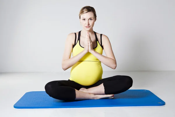 Zwangere vrouw mediteren — Stockfoto