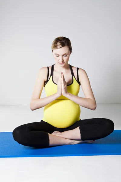Těhotná žena přemýšlí — Stock fotografie