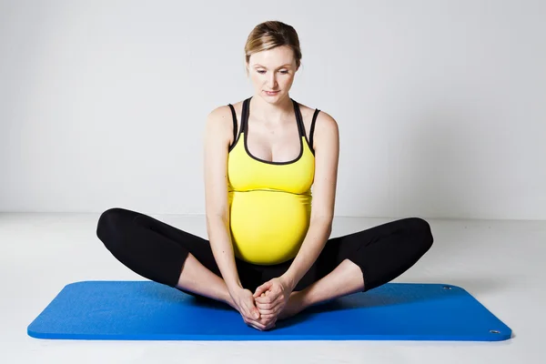 Pregnant woman stretching — Stock Photo, Image