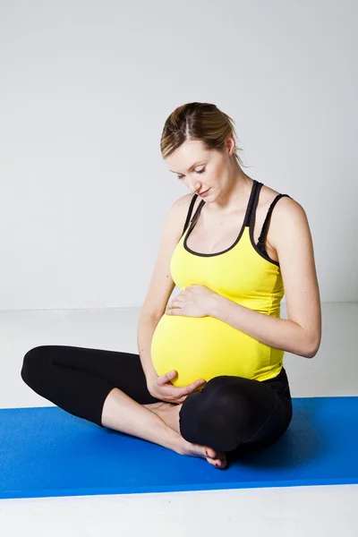 Kobieta w ciąży relaksujący — Zdjęcie stockowe