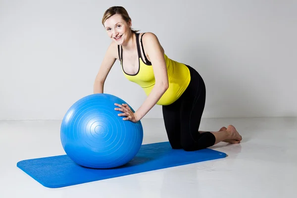 Беременная женщина делает упражнения отжимания — стоковое фото