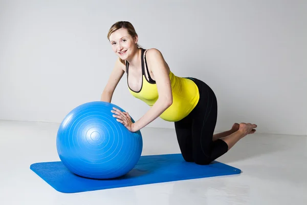 Donna incinta che fa esercizio push-up — Foto Stock