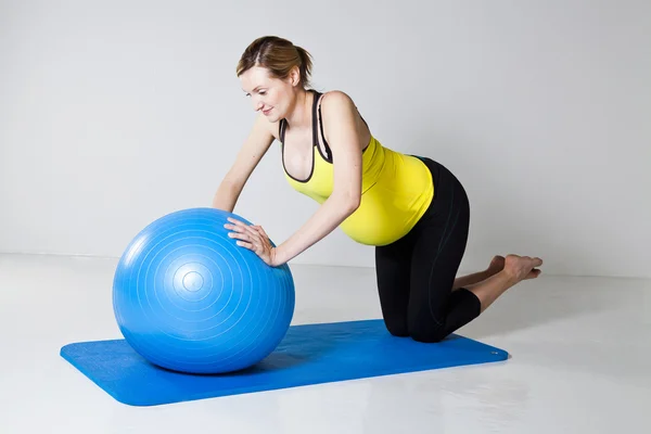 Pregnant woman doing push-up exercise — Stock Photo, Image