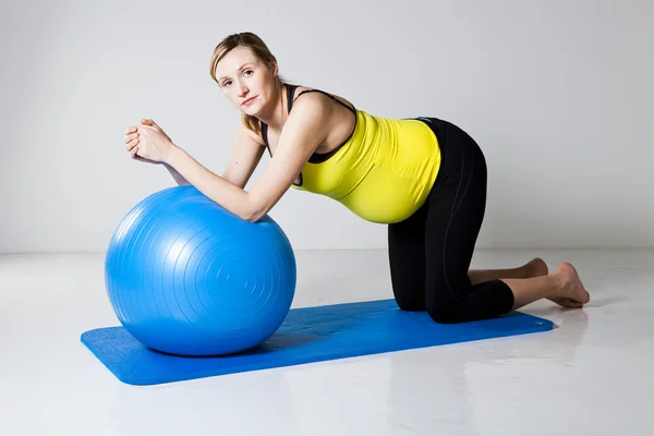 Gravid kvinna tränar med fitness boll — Stockfoto