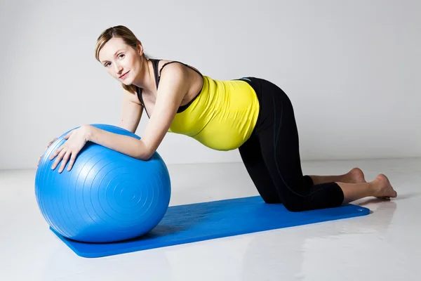 Schwangere trainiert mit Fitnessball — Stockfoto