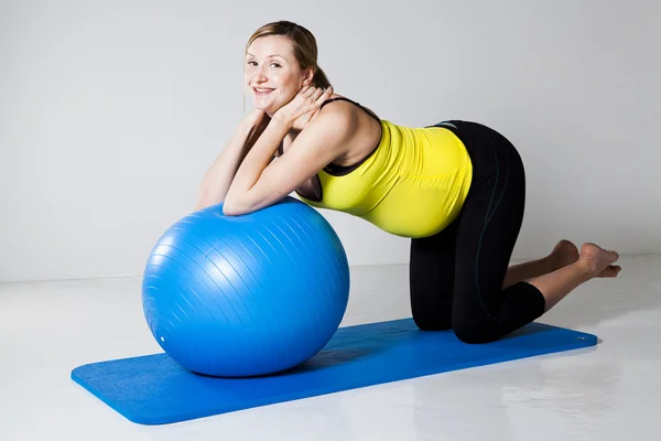 Беременная женщина с фитнес-мячом — стоковое фото