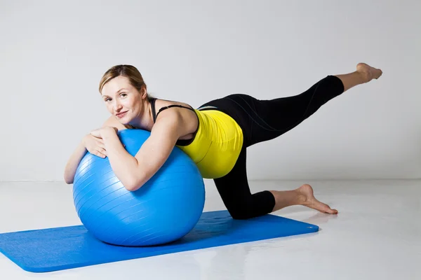 Mulher grávida se exercitando com bola de fitness — Fotografia de Stock