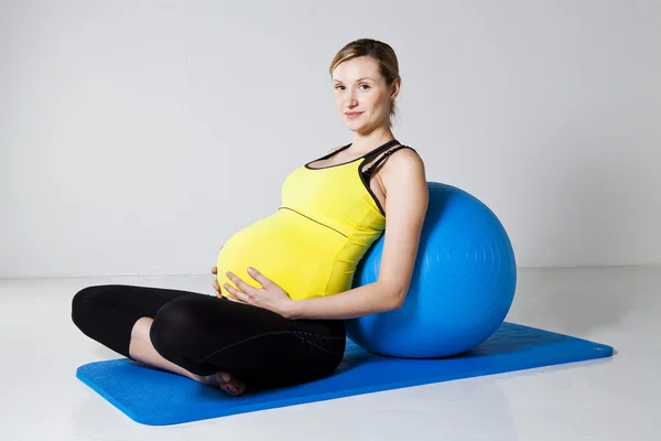 Relaks przed piłka fitness kobieta w ciąży — Zdjęcie stockowe