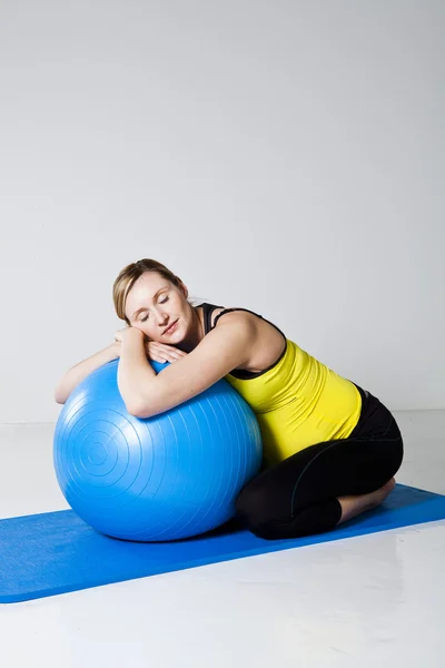 Femme enceinte relaxant contre le ballon de fitness — Photo