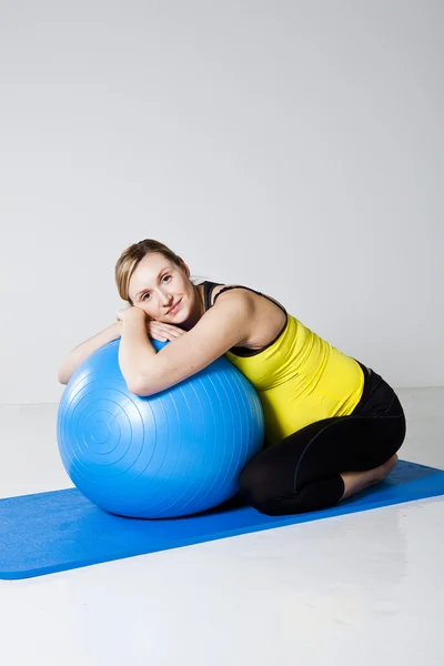 Zwangere vrouw ontspannen tegen fitness bal — Stockfoto