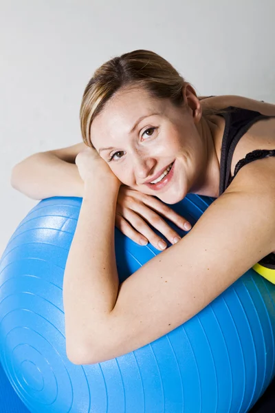 Mujer embarazada relajándose contra la pelota de fitness — Foto de Stock