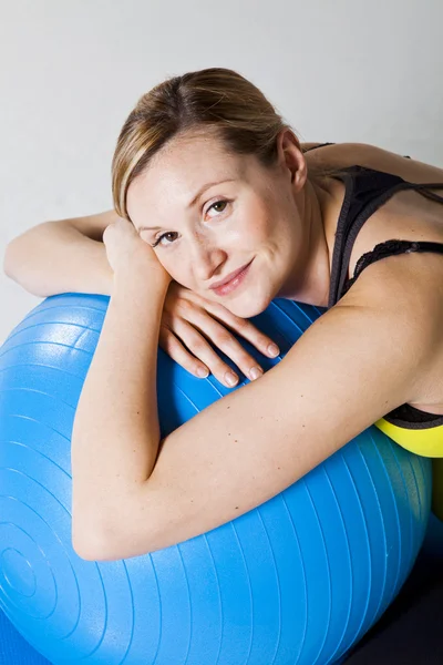 Femme enceinte relaxant contre le ballon de fitness — Photo