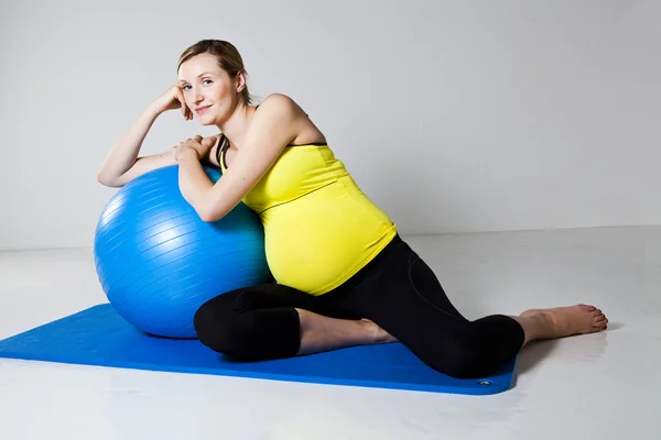 妊娠中の女性のフィットネス ボールに対してリラックス — ストック写真