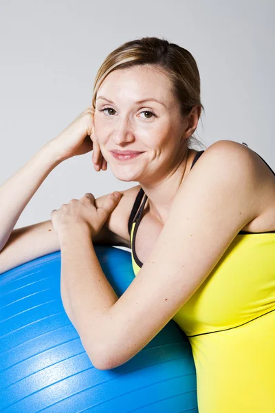 Pregnant woman relaxing against fitness ball — Stock Photo, Image