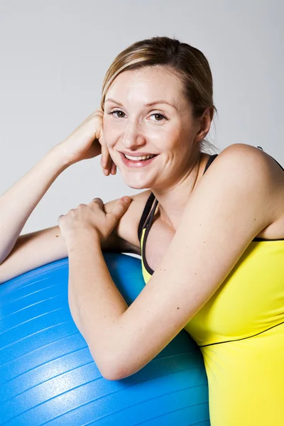 Těhotná žena relaxační proti fitness míč — Stock fotografie