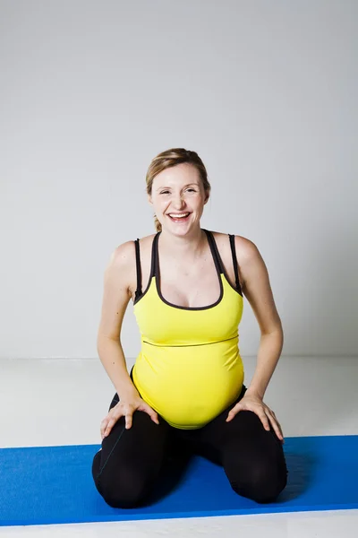 Gravid kvinna avkopplande — Stockfoto