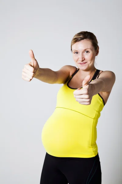 Femme enceinte faisant pouces vers le haut — Photo