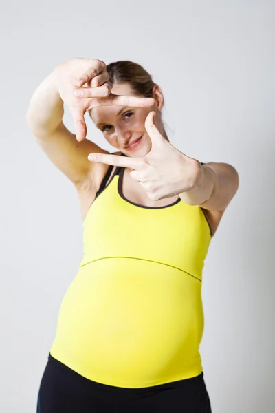 Gravid kvinna att göra en ram — Stockfoto