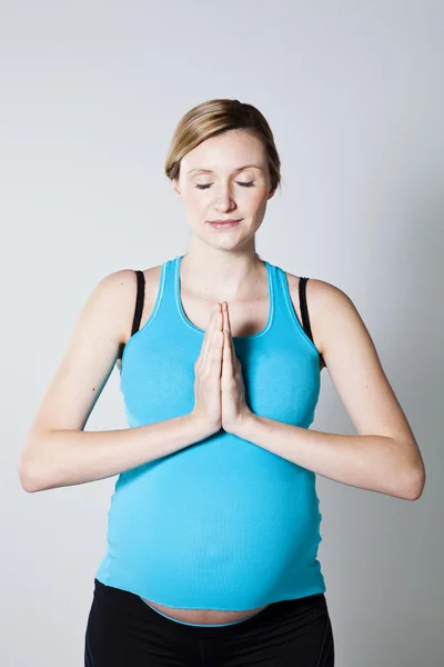 Schwangere meditiert — Stockfoto